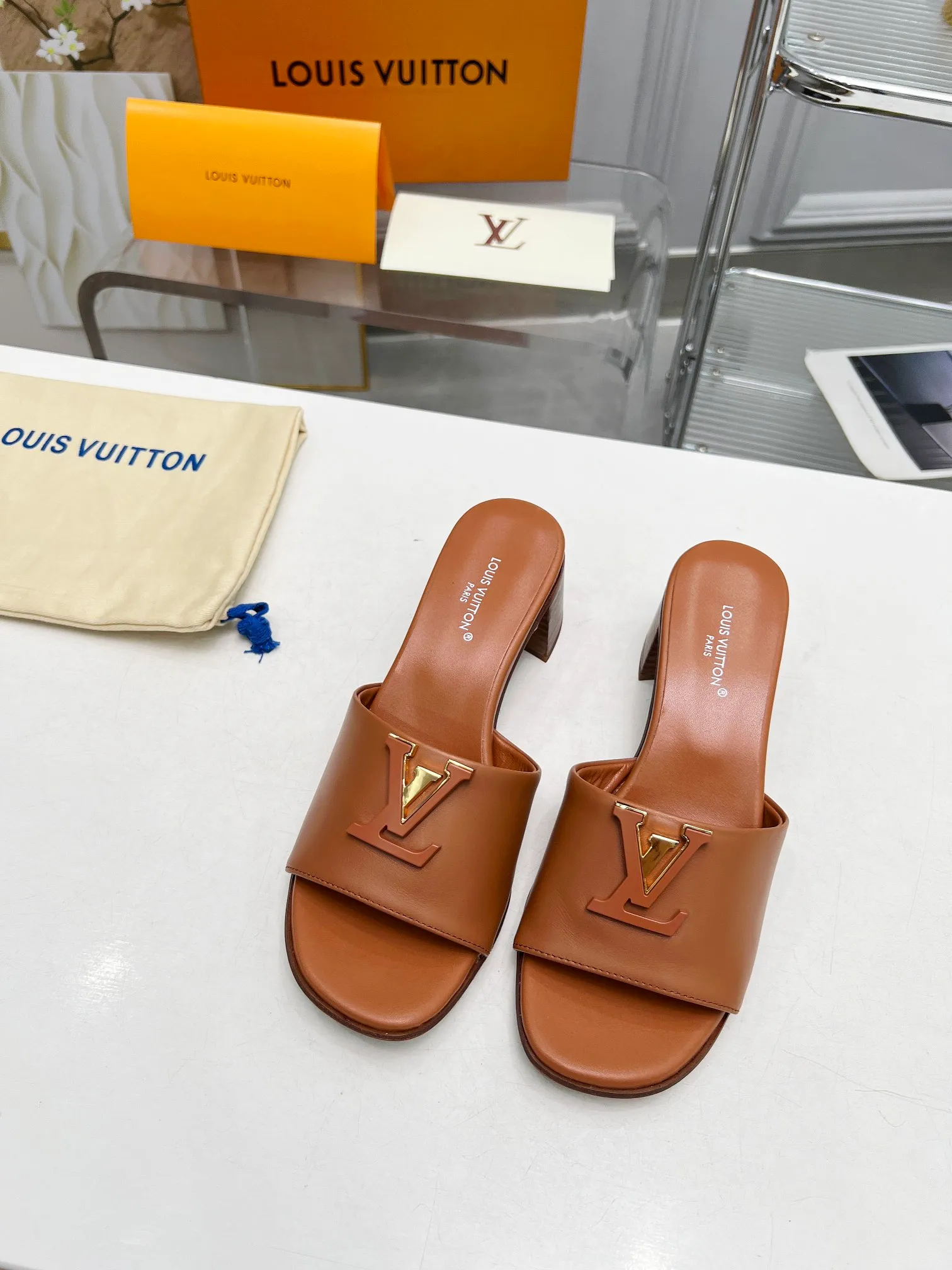 👟👟Ex-factory price 460👟👟Louis Vuitton/Louis Vuitton women's new sandals LV SUNSET COMFORT flat sandals are made of exquisite cowhide and sheepskin lining, the uppers show handicrafts, and are matched with genuine leather soles*@wearing experience. LV logo hardware buckle on upper, size 35-42